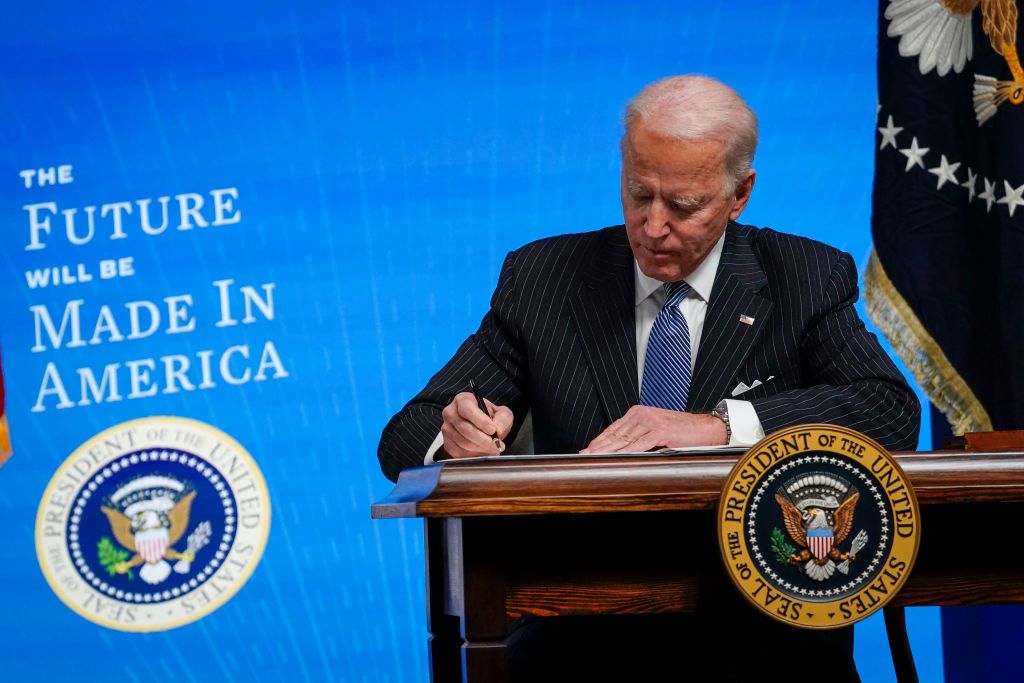 Chính quyền Biden khẳng định quyết tâm thay thế toàn bộ xe xăng thành xe điện ở Mỹ